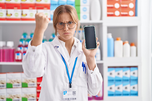 ¿Por qué tu farmacia pasa desapercibida? La guía definitiva de comunicación farmacéutica